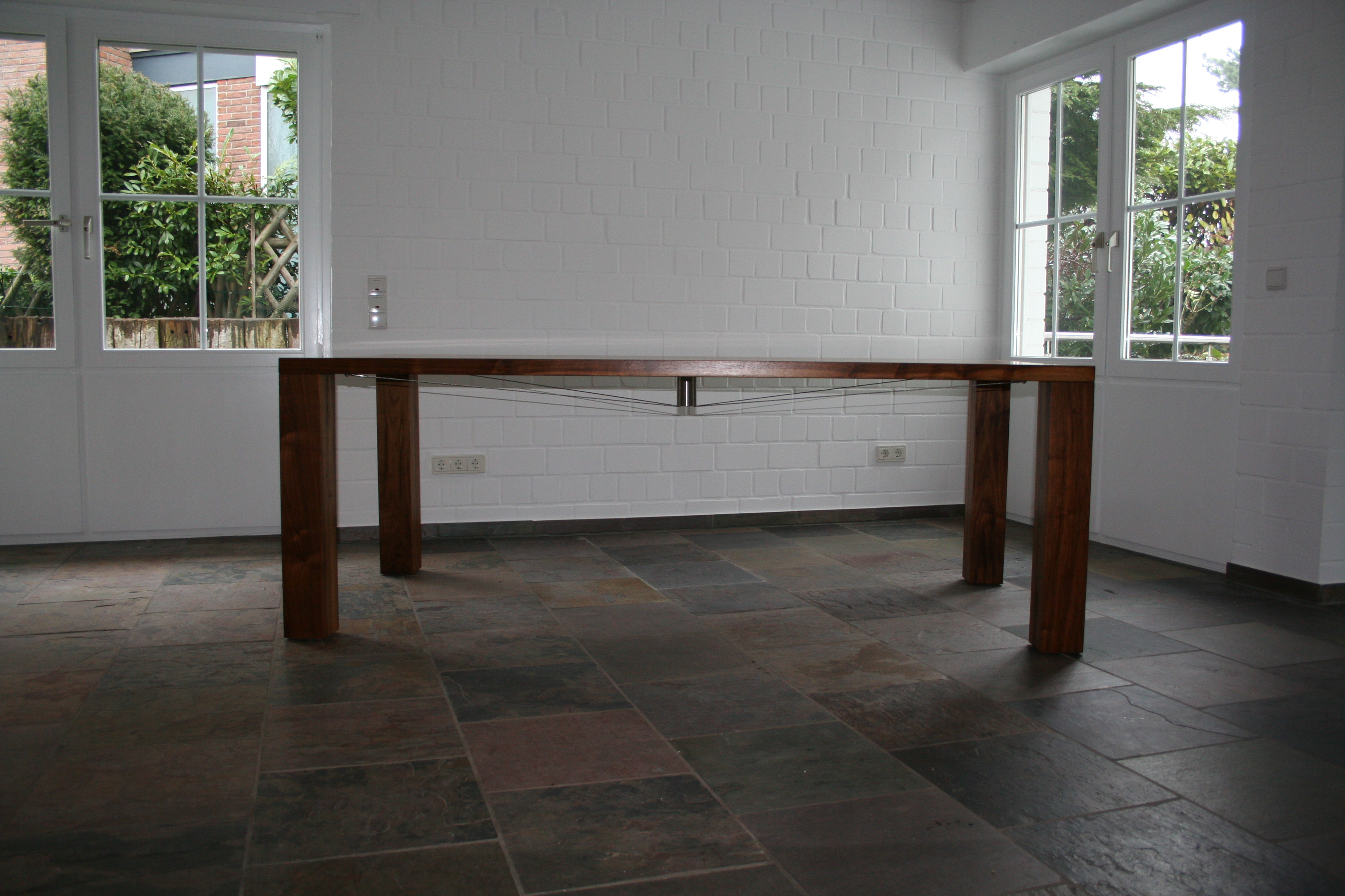 Tischlerei T&M-Möbeldesign Nussbaumtisch von der Seite.