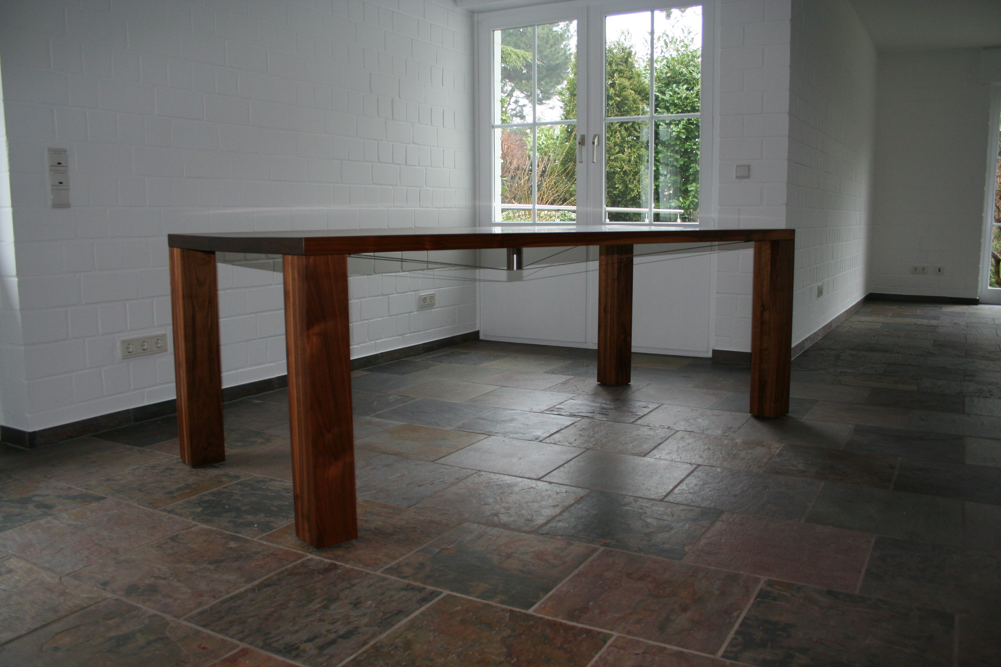 Tischlerei T&M-Möbeldesign Nussbaumtisch von der Seite.