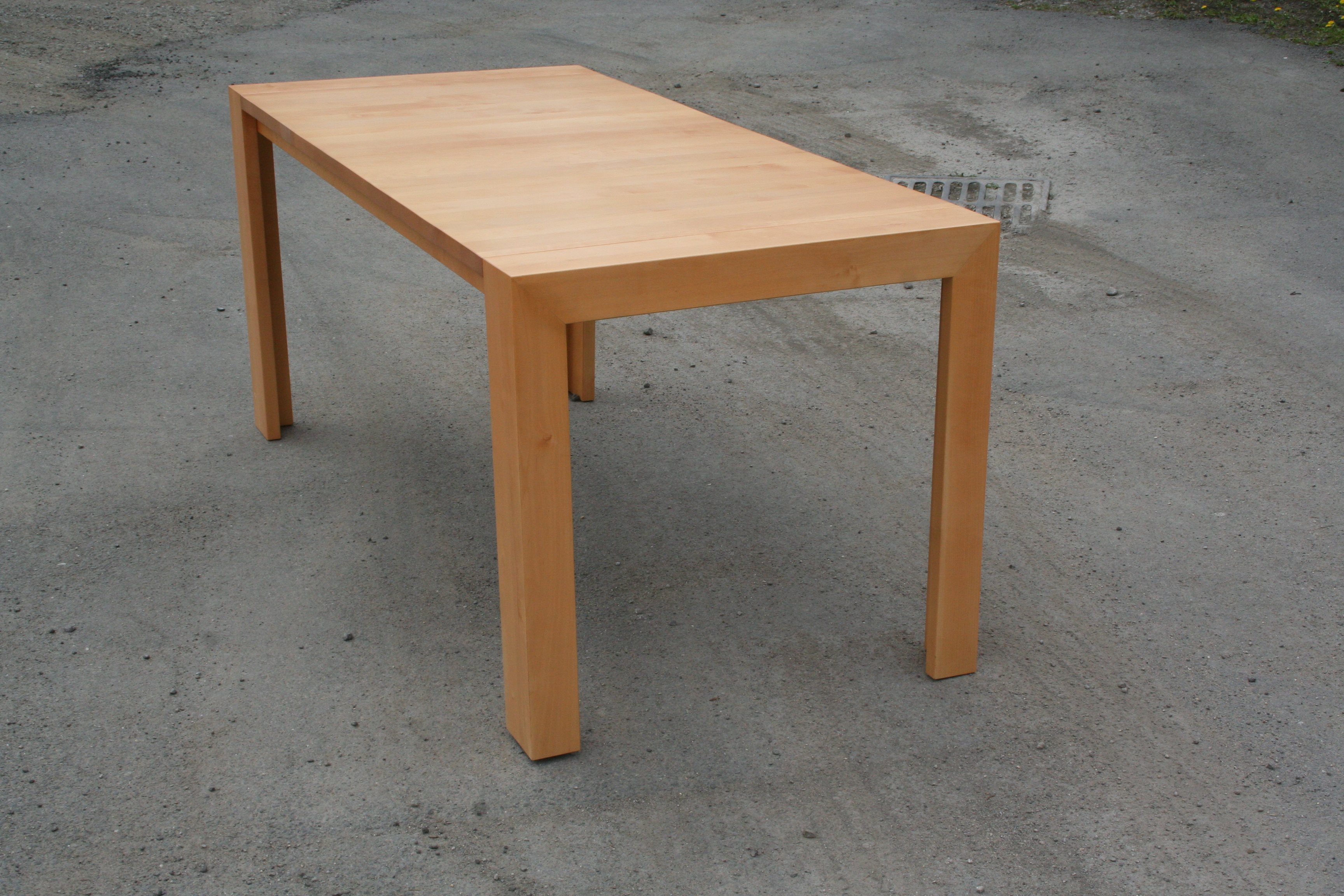 Tischlerei T&M-Möbeldesign heller Esstisch schräg von vorne.