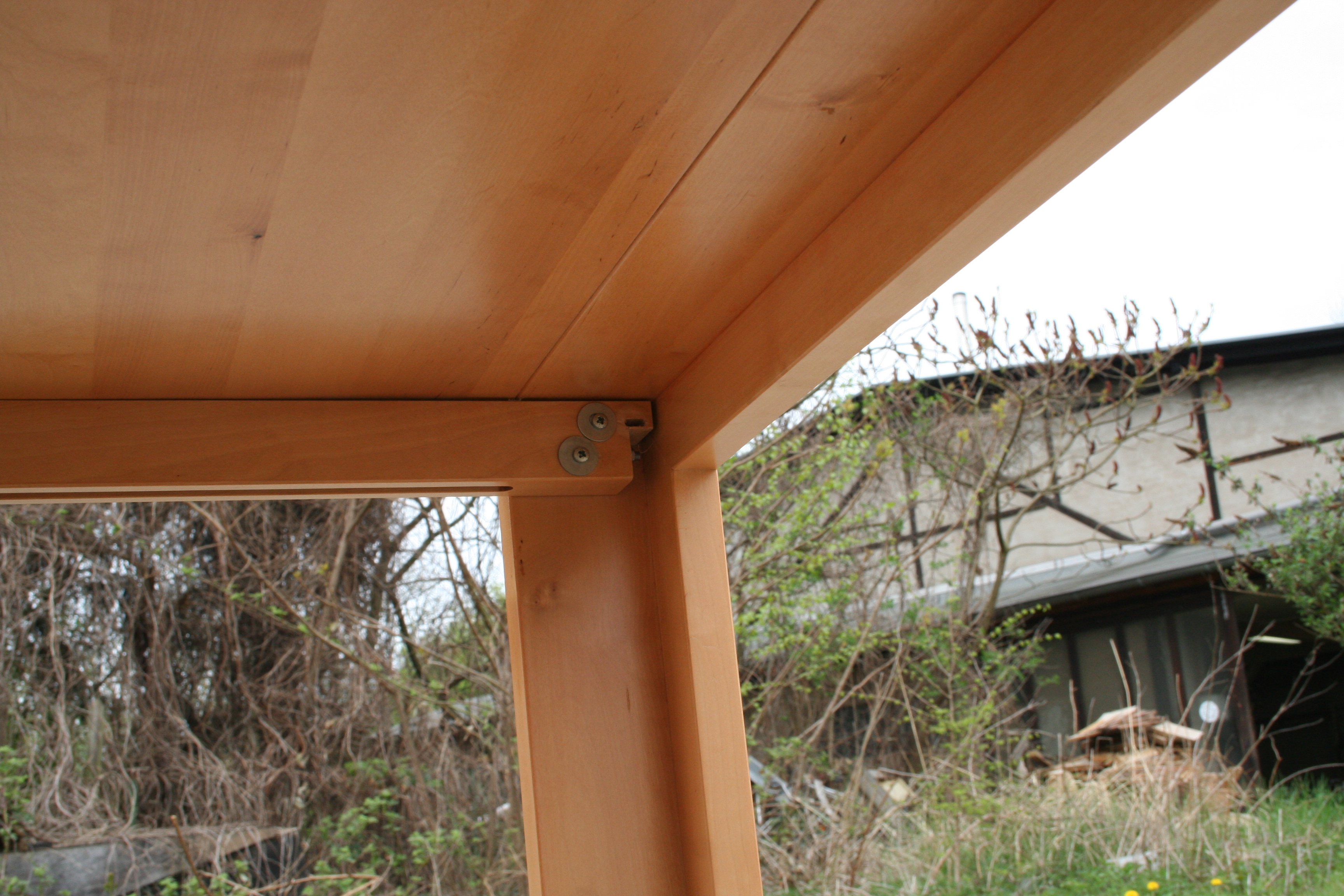 Tischlerei T&M-Möbeldesign heller Esstisch von unten.