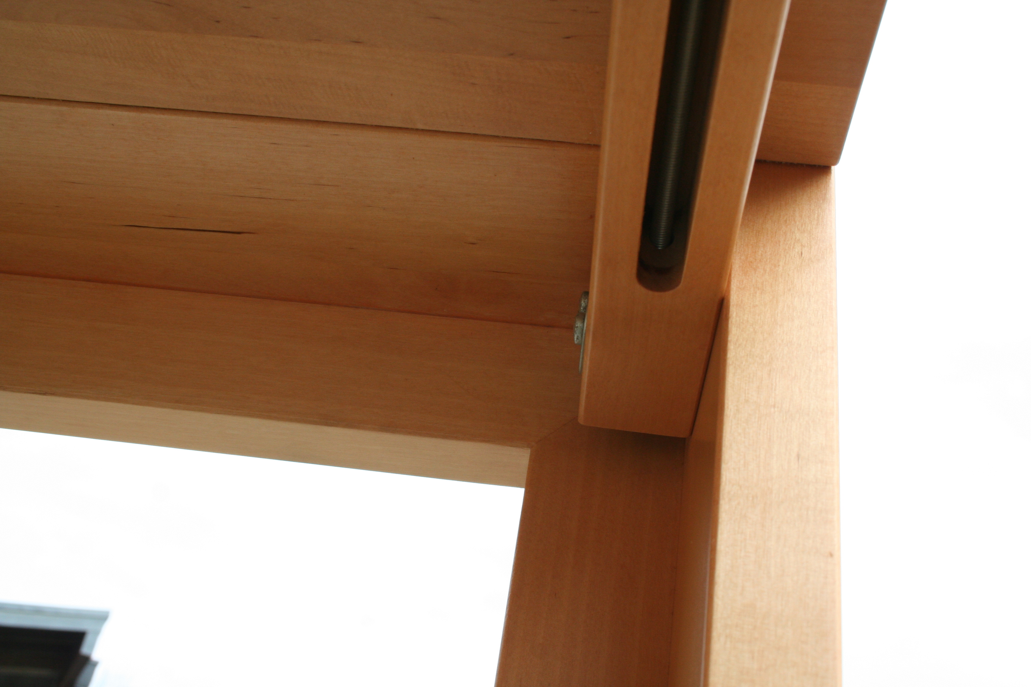 Tischlerei T&M-Möbeldesign heller Esstisch von unten.